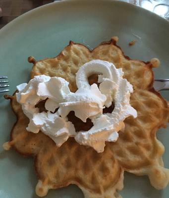 Våffla med sylt och grädde
