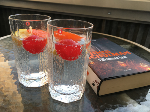 Gin och tonic och bok på balkongen