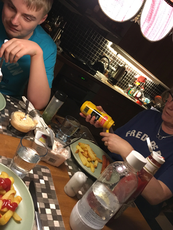 E och A vid middagsbordet