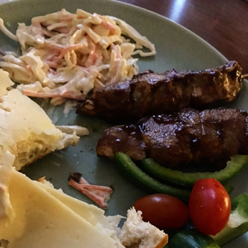 Kycklingspett med coleselaw bröd o grönsaker