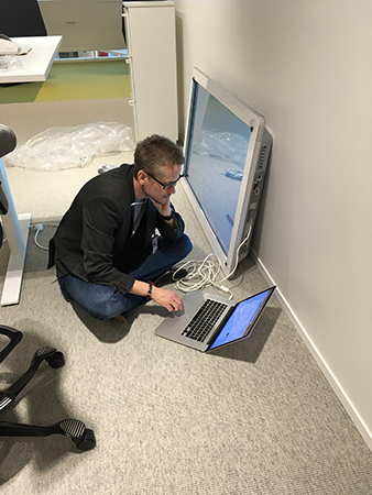 Pelle arbetar på golvet