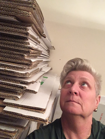 Jag tittar på min hög tomma flyttkartonger