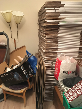 Cirka två meter hög med flyttkartonger