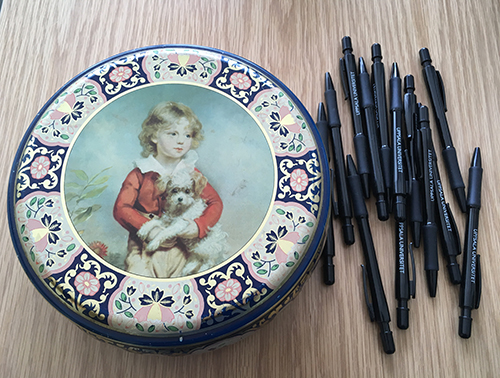 Burk och blyertspennor