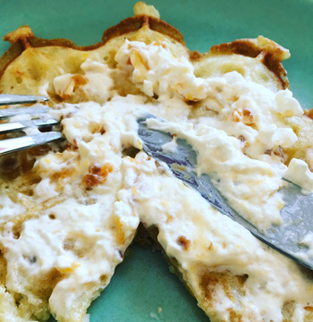 Våffla med grädde och sylt