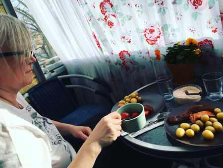 Lax och potatis med Anna på balkongen