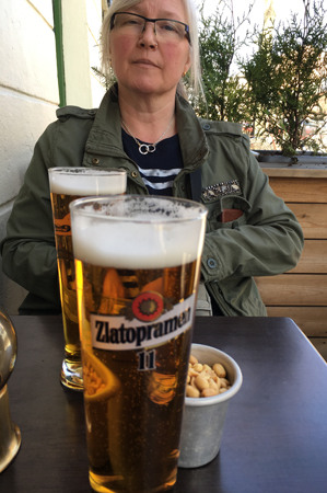 Anna med öl och nötter på Chruchill Arms