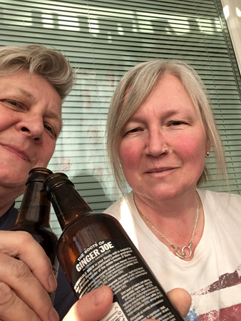 Jag och Anna dricker Ginger Joe på balkongen