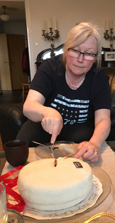 Anna skär tårta