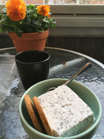 Glass med digestive och kaffe på balkongen