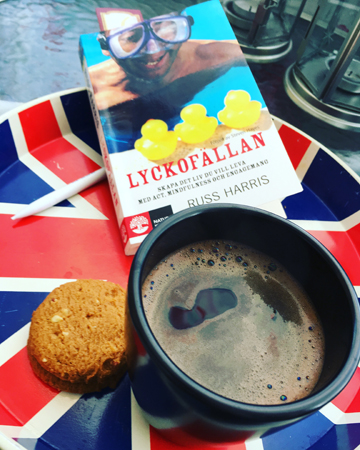 Kaffe kaka och boken Lyckofällan