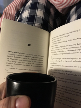 Kaffe och bok i sängen Kaffe och bok i sängen