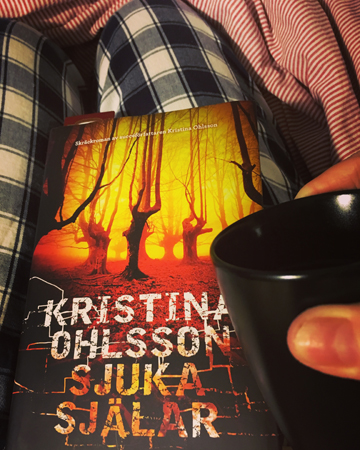 Kaffe och Sjuka själar på sängen