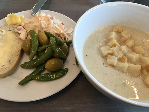 Bröd grönsaker och blomkålssoppa