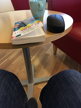 Kaffe och läsning på bilverkstan