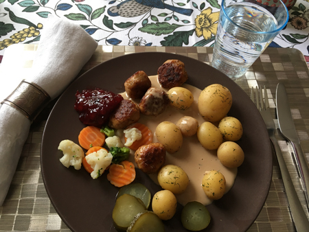 Kycklingköttbullar potatis sås gurka och lingon