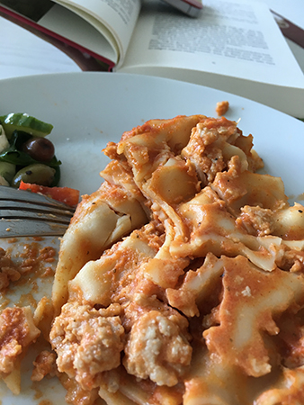 Lasagne och bok till lunch