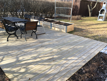 Uteplats med stolar bord och grill