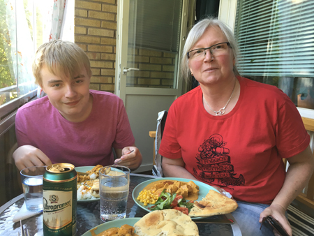 Elias och Anna vid middagen på balkongen
