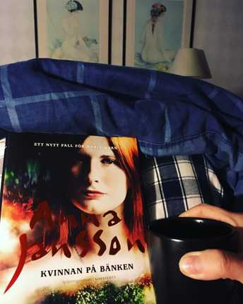 Kvinnan på bänken och kaffe på sängen