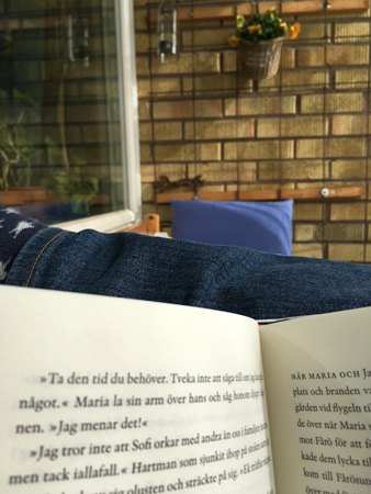 Läsning på balkongen