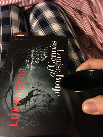 Kaffe och boken Blodlokan på sängen Kaffe och boken Blodlokan på sängen