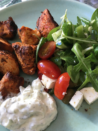Kolgrillad chilikyckling med tzatziki och grönsaker