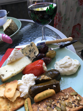 Ostar o vin samt delikatesser från Myrtos