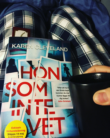 Boken Hon som inte vet och kaffe på sängen