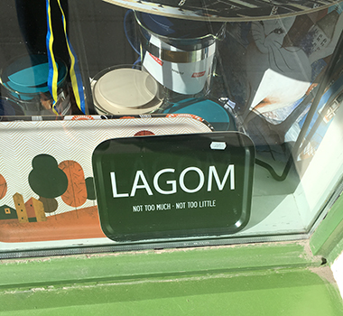 Bricka med texten Lagom