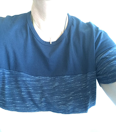 Ny tischa i blått och vitt