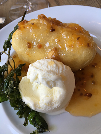 Friterad camembert med hjortronsylt glass och persilja