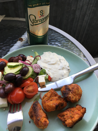 Kolgrillad chilikyckling grönsaker tzatziki och öl