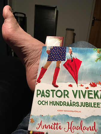 Boken Pastor Viveka och hundraårsjubileet och min fot