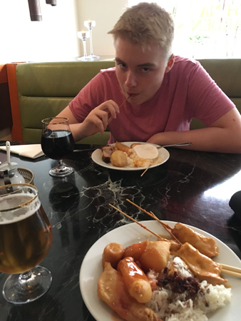 Nyklippt E äter Kinamat