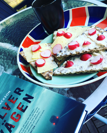 Ostmackor med rädisor kaffe och boken Silvervägen