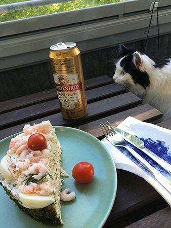 Räkbomb öl och Lucifer på balkongen