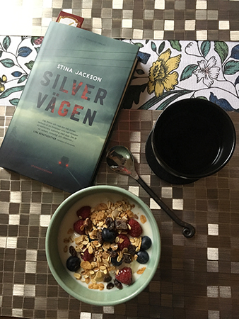 Frukost med yoghurt kaffe och boken Silvervägen