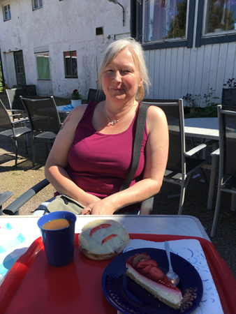 Anna fikar på Emmaus i Gryttby