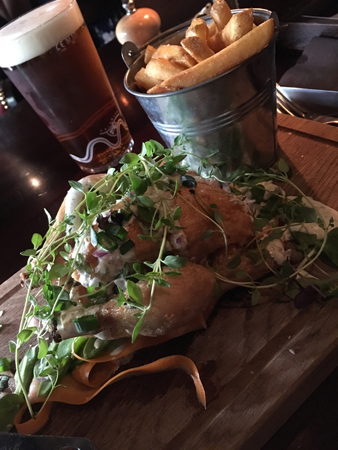 Majskyckling öl pommes Churchill Arms