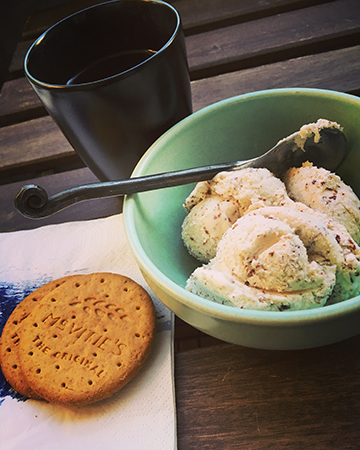 Glass kaffe och digestives på balkongen