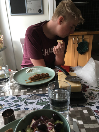 Kycklingspett tzatziki och vitlöksbaguette till E