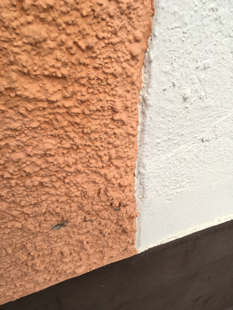 Tre färger på husväggen