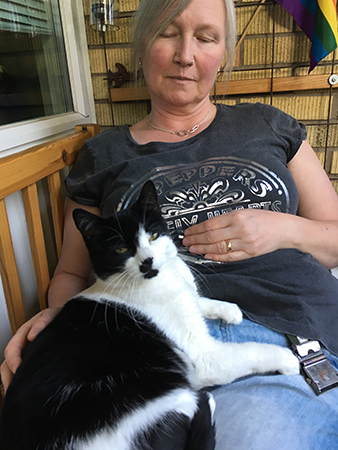 Trötta Anna och Mini på balkongen