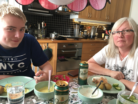 E och A äter söndagsmiddag