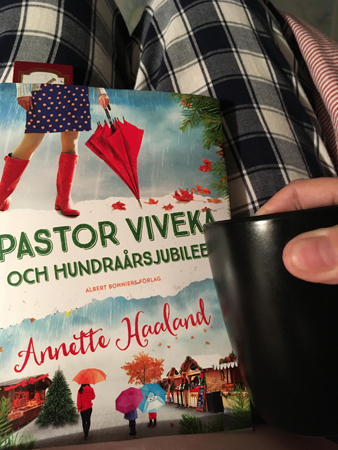 Boken Pastor Viveka och hundraårsjubileet och kaffe på sängen