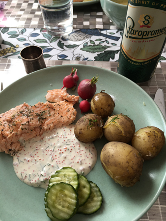 Lax potatis sås gurka rädisor