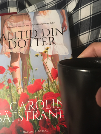 Alltid din dotter och kaffe på sängen med pyjamasbyxor