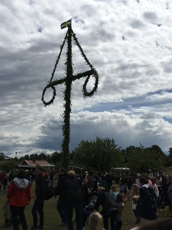 Midsommardans kring stången