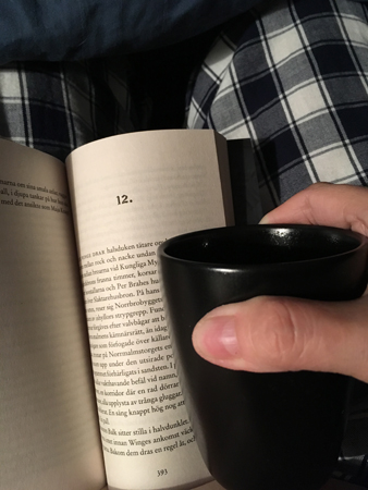 Kapitel 12 i boken och kaffe på sängen